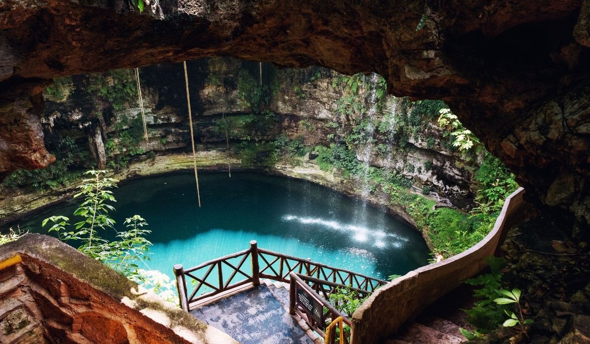 Nuotare in un cenote nello Yucatan