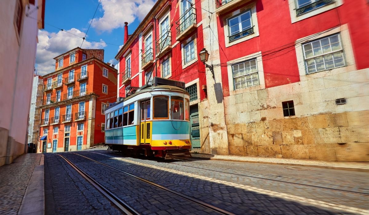 Tram storico a Lisbona portogallo cercavacanze viaggi torino