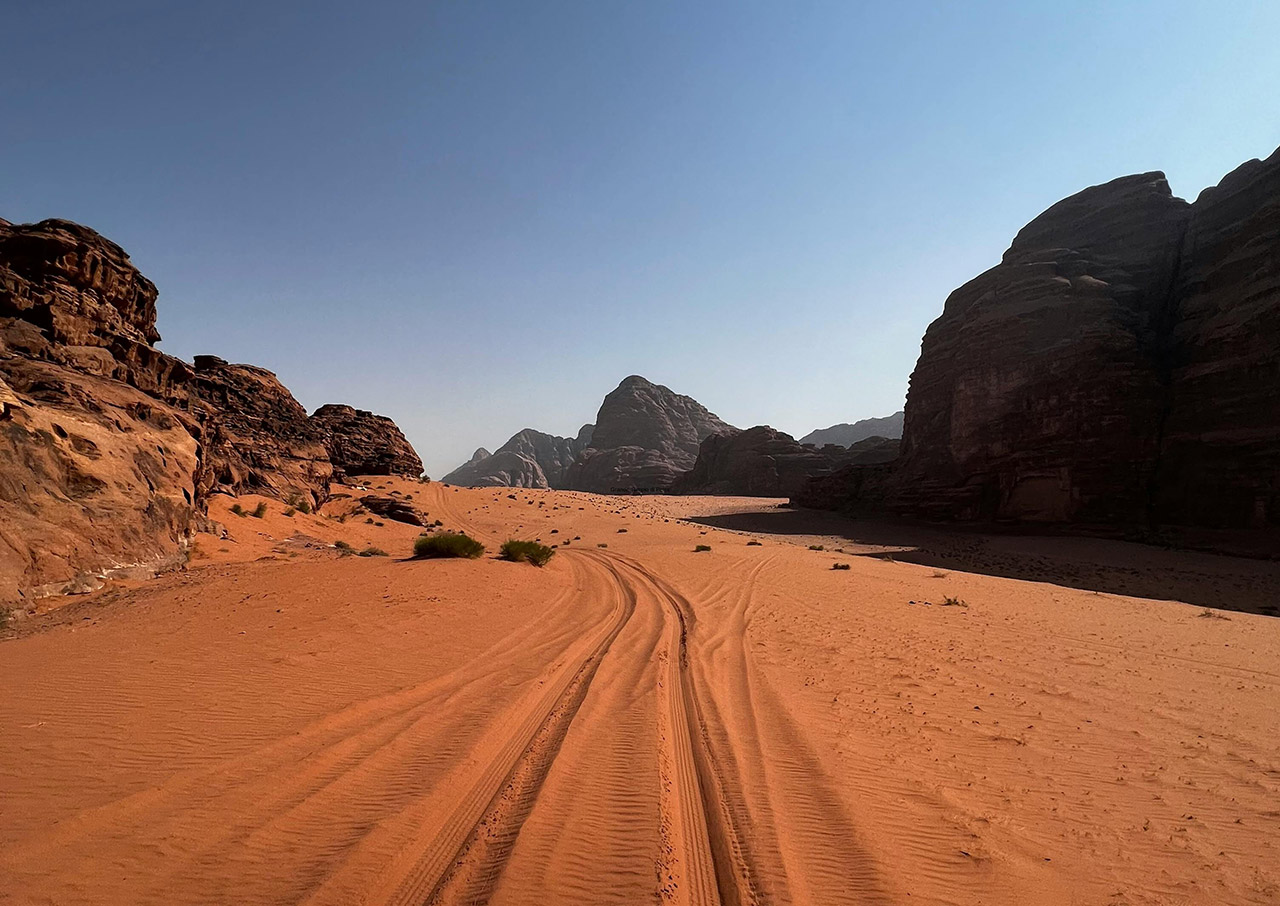 explorer giordania deserto wadi rum montagne arenaria sabbia rossa