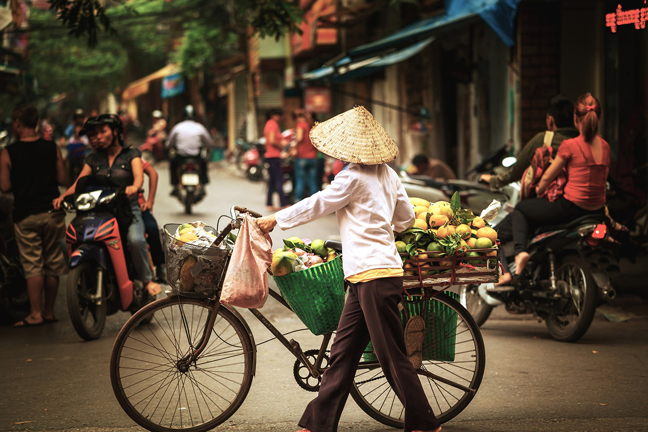 vietnam venditori locali biciclette scooter traffico hanoi
