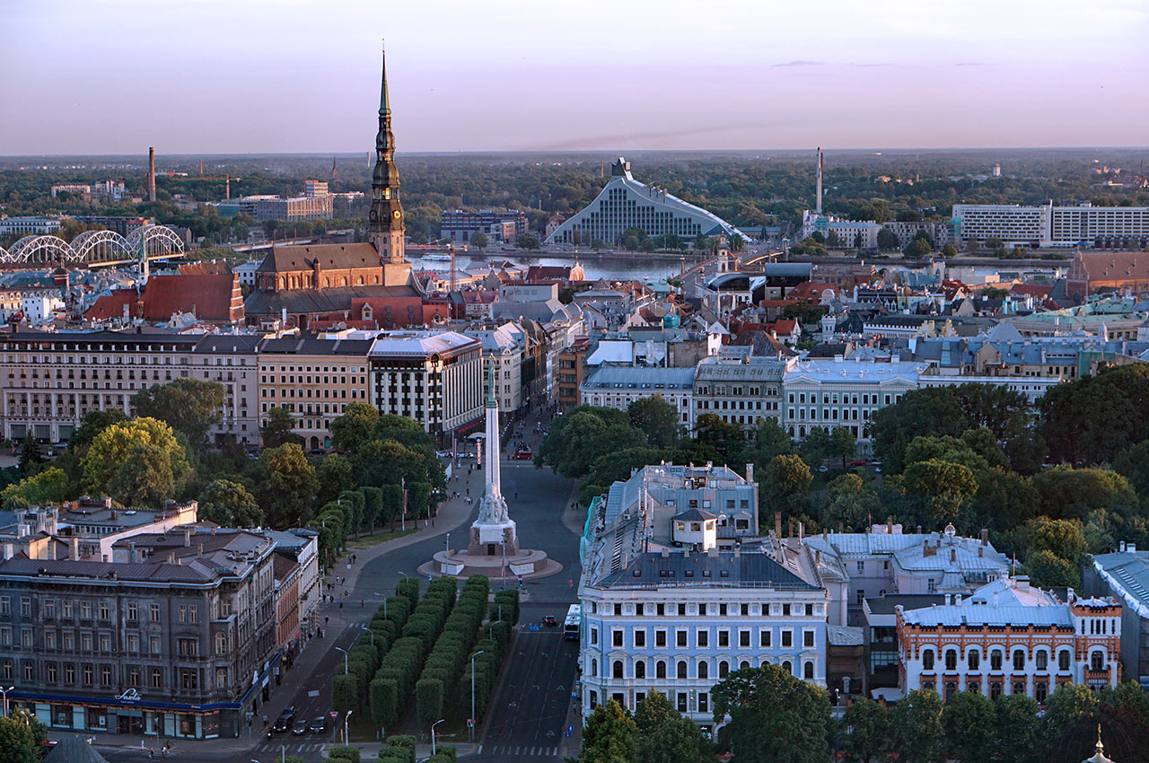 riga lettonia vista aerea panoramica monumento alla liberta
