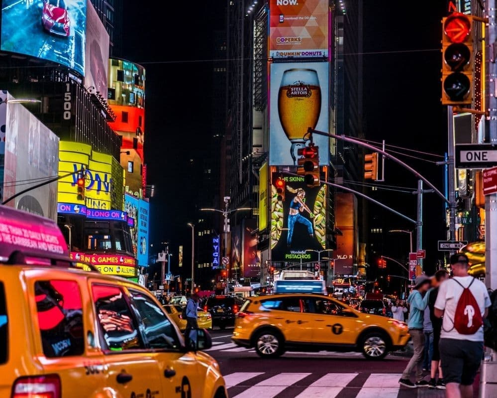 viaggio giovani new york notte street taxi gialli