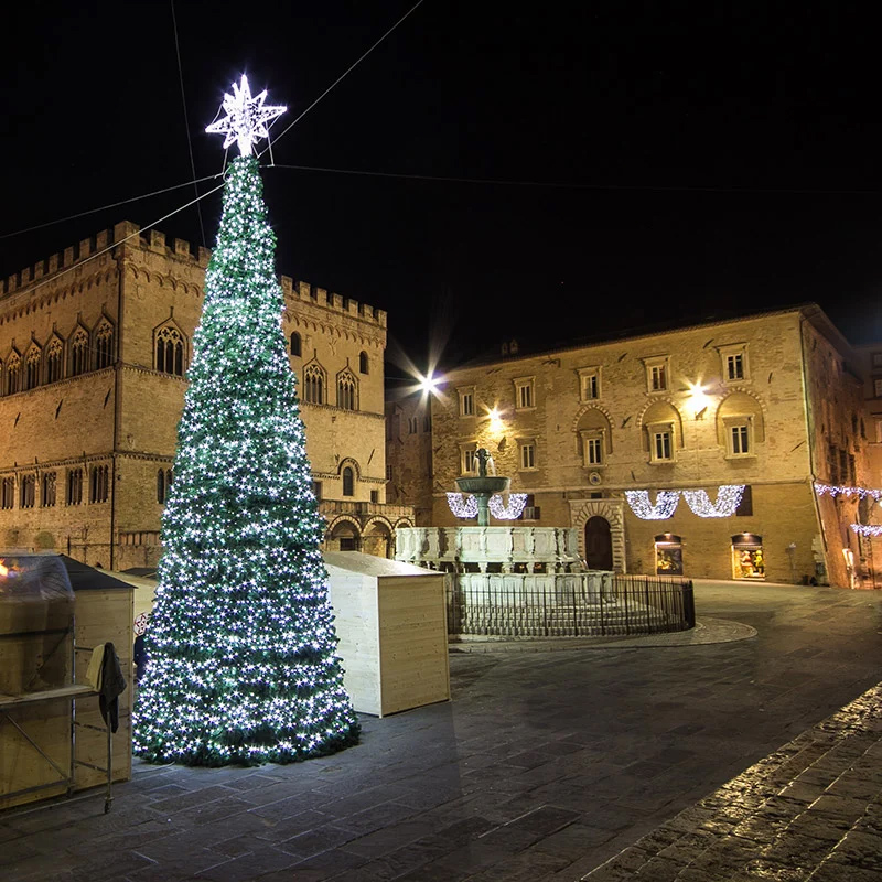 viaggio natale umbria mercatini luci albero natalizio perugia