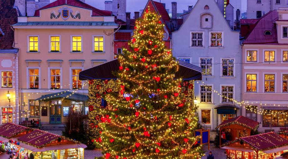 viaggio via baltica tallin piazza municipio mercatino natale