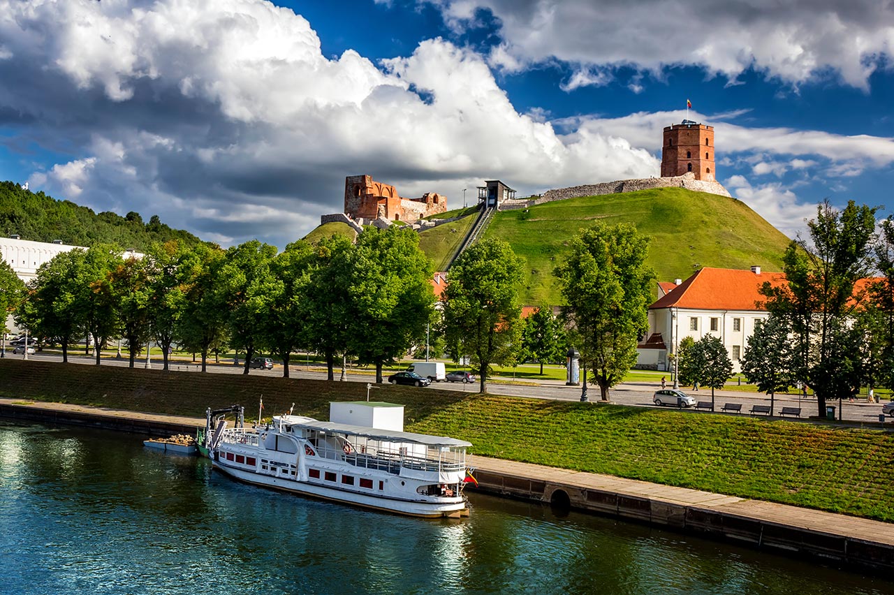 vilnius lituania torre di gediminas fiume neris
